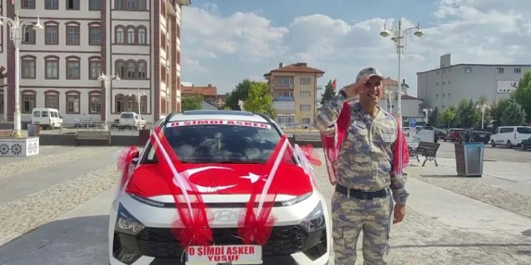 Askerlik hayalini temsili eğlence ile gerçeğe dönüştürdüler