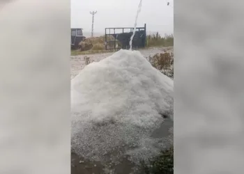 Kars’ta dolu yağışı Bulanık köyünü beyaza bürüdü