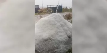 Kars’ta dolu yağışı Bulanık köyünü beyaza bürüdü