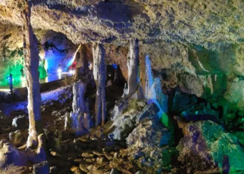 Karaman’ın yer altındaki saklı cenneti İncesu Mağarası ziyaretçilerini hayran bırakıyor