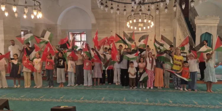 Kumbaradaki birikimlerini Filistin’e bağışladılar