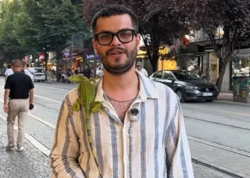 Evcil iguanasıyla sokağa çıktı, görenler dönüp bir daha baktı