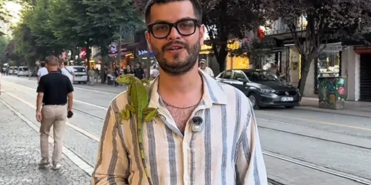 Evcil iguanasıyla sokağa çıktı, görenler dönüp bir daha baktı