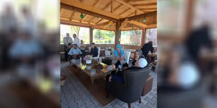 Huzurevi sakinleri lavanta bahçesinde doğayla buluştu