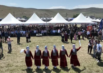 Türkiye’nin en yüksek rakımlı tatlı su gölü Balık Gölü’nde şenlik coşkusu