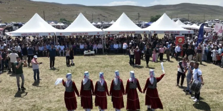 Türkiye’nin en yüksek rakımlı tatlı su gölü Balık Gölü’nde şenlik coşkusu