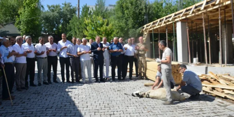 Bulanık’ta hayırseverlerin desteğiyle yapılacak caminin temeli dualarla atıldı