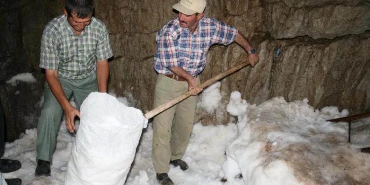 Antalya’da yörüklerin asırlık geleneği: Peynirler kar obruklarında saklanıyor