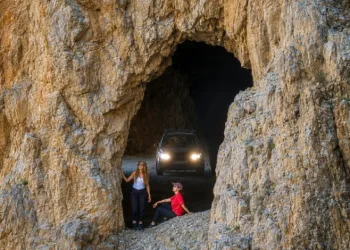 Bir asırdan fazla süren mücadelenin eseri: Taş Yolu turistlerin gözdesi