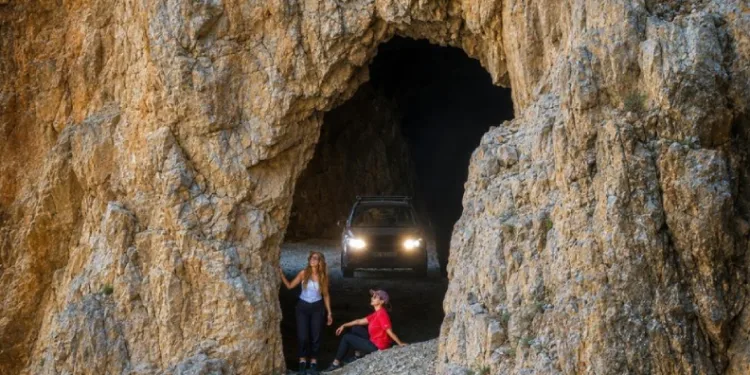 Bir asırdan fazla süren mücadelenin eseri: Taş Yolu turistlerin gözdesi