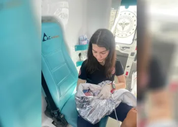 Şanlıurfa’da 112 ekiplerinden araç içerisinde başarılı doğum müdahalesi