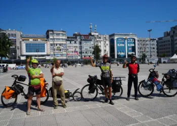 Karadeniz’i bisikletle keşfettiler, Türk misafirperverliğine hayran kaldılar