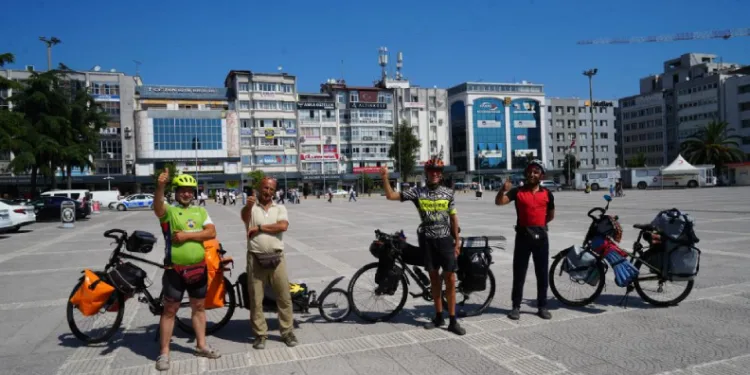 Karadeniz’i bisikletle keşfettiler, Türk misafirperverliğine hayran kaldılar