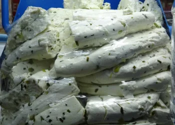 Yaz tatilinden dönenlerin tercihi Van otlu peyniri oldu