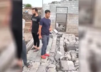 Diyarbakır’da şiddetli rüzgarda duvar yıkıldı, ahır çatısı çöktü