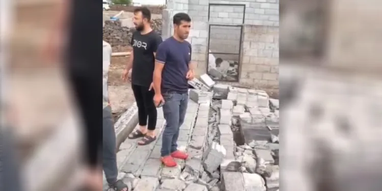 Diyarbakır’da şiddetli rüzgarda duvar yıkıldı, ahır çatısı çöktü
