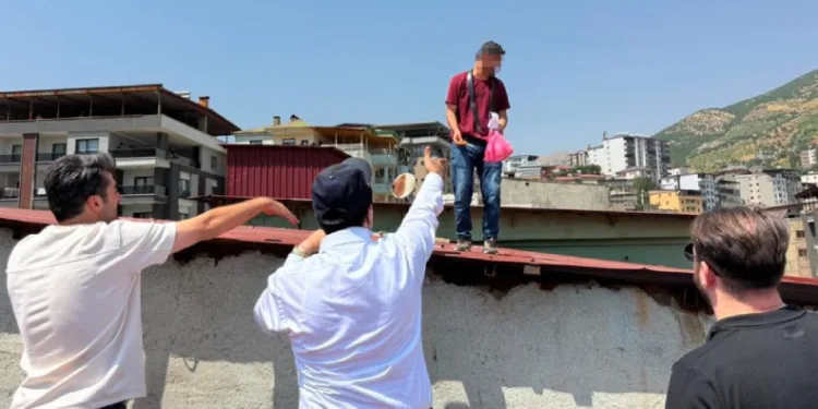 Türkiye’yi gezen “İntiharkolik” yine sahnede: 242’nci intihar girişimini Şemdinli’de denedi