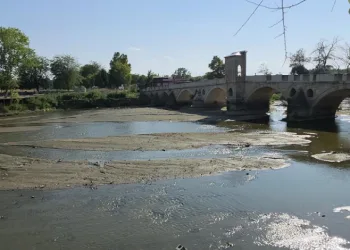 Tunca Nehri’nde su çekildi, kum adacıkları oluştu