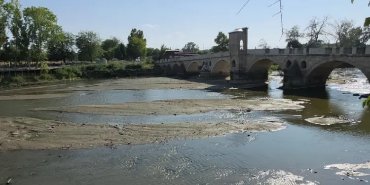 Tunca Nehri’nde su çekildi, kum adacıkları oluştu