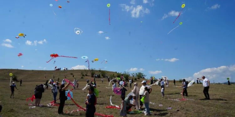 2 bin yıllık antik kentte gökyüzünü uçurtmalar süsledi