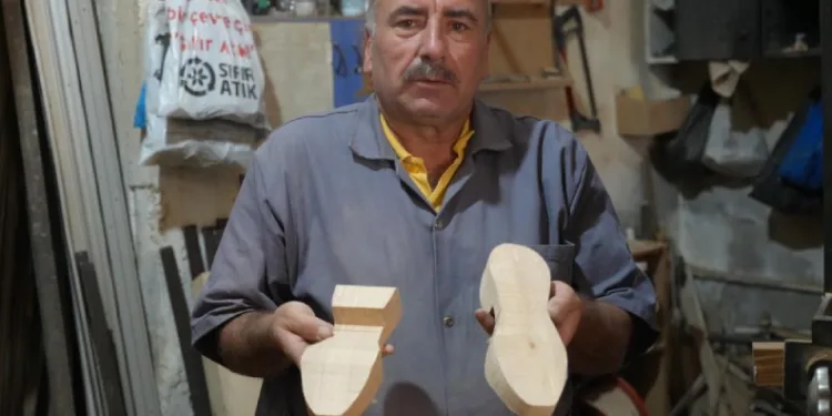 Gaziantepli usta, unutulmaya yüz tutan takunyacılık mesleğini yaşatıyor
