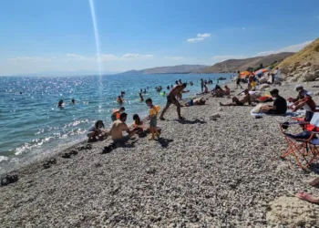 Adilcevaz plajları tıklım tıklım