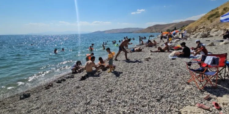 Adilcevaz plajları tıklım tıklım