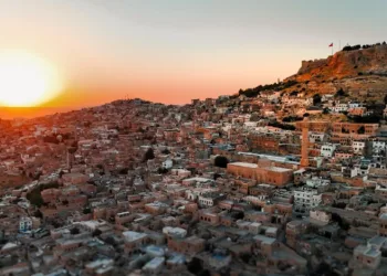 Mardin’in tarihi mekanları izleyenleri kendinden geçirdi