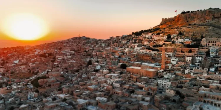 Mardin’in tarihi mekanları izleyenleri kendinden geçirdi