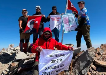 Söke’nin sağlık kahramanları Erciyes’in zirvesinden organ bağışı çağrısı yaptı