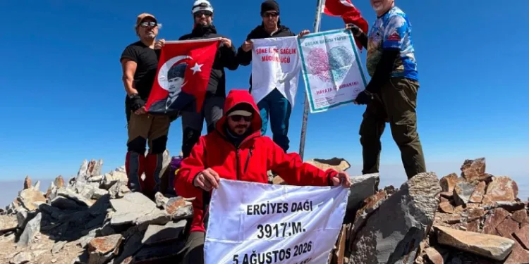 Söke’nin sağlık kahramanları Erciyes’in zirvesinden organ bağışı çağrısı yaptı