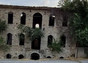 Tarihi Tavas Taş Han ayağa kaldırılmayı bekliyor