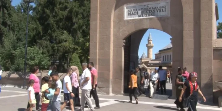 Hacı Bektaş Veli Türbesi’ne ziyaretçi akını