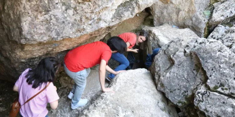 Sıcaktan bunalanlar Buzluk Mağarası’na akın etti