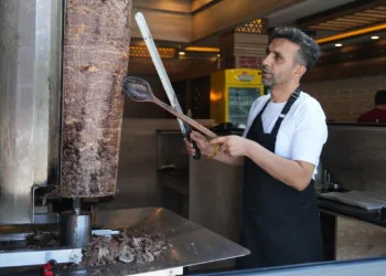Muş’ta döner ustaları 60 dereceyi bulan sıcaklıkta mesai yapıyor