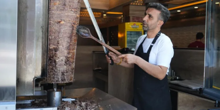Muş’ta döner ustaları 60 dereceyi bulan sıcaklıkta mesai yapıyor