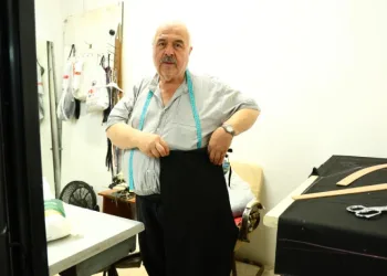 60 yıllık terzi tarihi kaybolan mesleğini anlattı: “Bu sanatı yapacak 10 usta çıkmaz”