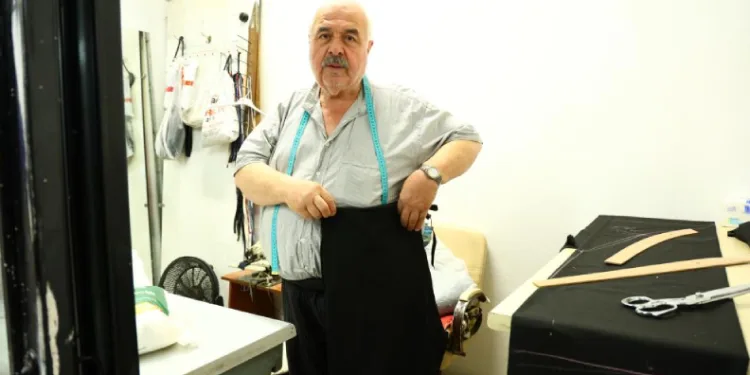 60 yıllık terzi tarihi kaybolan mesleğini anlattı: “Bu sanatı yapacak 10 usta çıkmaz”