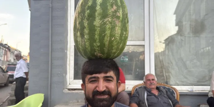 Kafasında 40 kiloluk karpuz varken bisiklet sürüyor, halay çekiyor, koşuya katılıyor