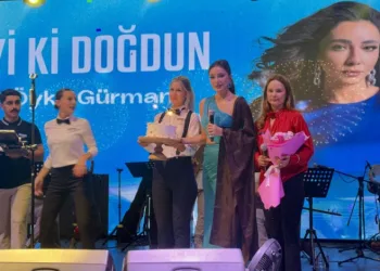 Öykü Gürman’a sahnede doğum günü sürprizi