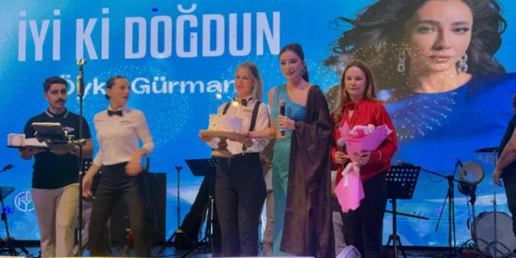 Öykü Gürman’a sahnede doğum günü sürprizi