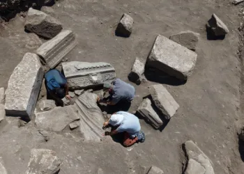 Aspendos’ta şifanın bin 800 yıllık dev heykeli gün yüzüne çıktı