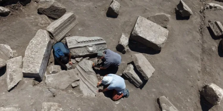 Aspendos’ta şifanın bin 800 yıllık dev heykeli gün yüzüne çıktı