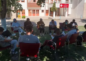 Koruma altındaki çocuklar açık havada kitap okudu