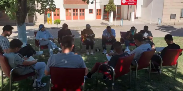 Koruma altındaki çocuklar açık havada kitap okudu