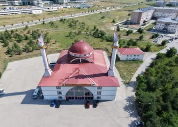 Erzurum’un divit kalem minareli camisi görenleri hayran bırakıyor