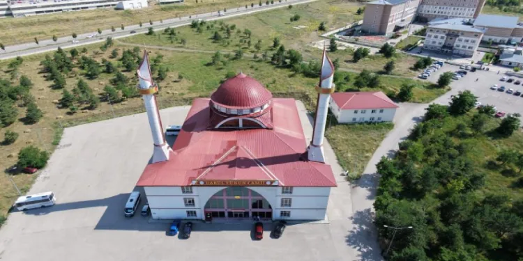 Erzurum’un divit kalem minareli camisi görenleri hayran bırakıyor