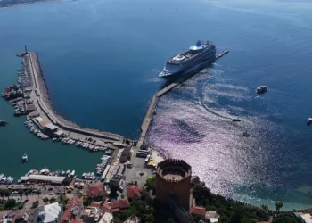 Lüks kruvaziyer bin 807 turist ile Alanya iskelesine demir attı
