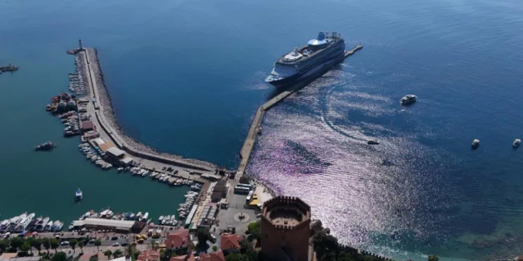 Lüks kruvaziyer bin 807 turist ile Alanya iskelesine demir attı