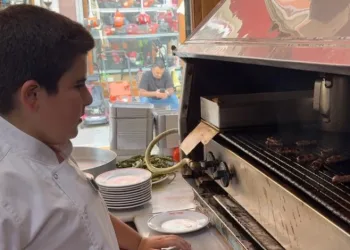 Yaz tatilinde evde oturmak yerine mutfağa girdi, 14 yaşında şef oldu